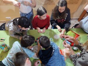 Wieczorne zajęcia edukacyjne na Nocowankach w Domu Rozwoju
