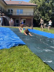 Dziecko zjezdzające na zjerzdzalni wodnej stworzonej na półkoloniach w domu rozwoju